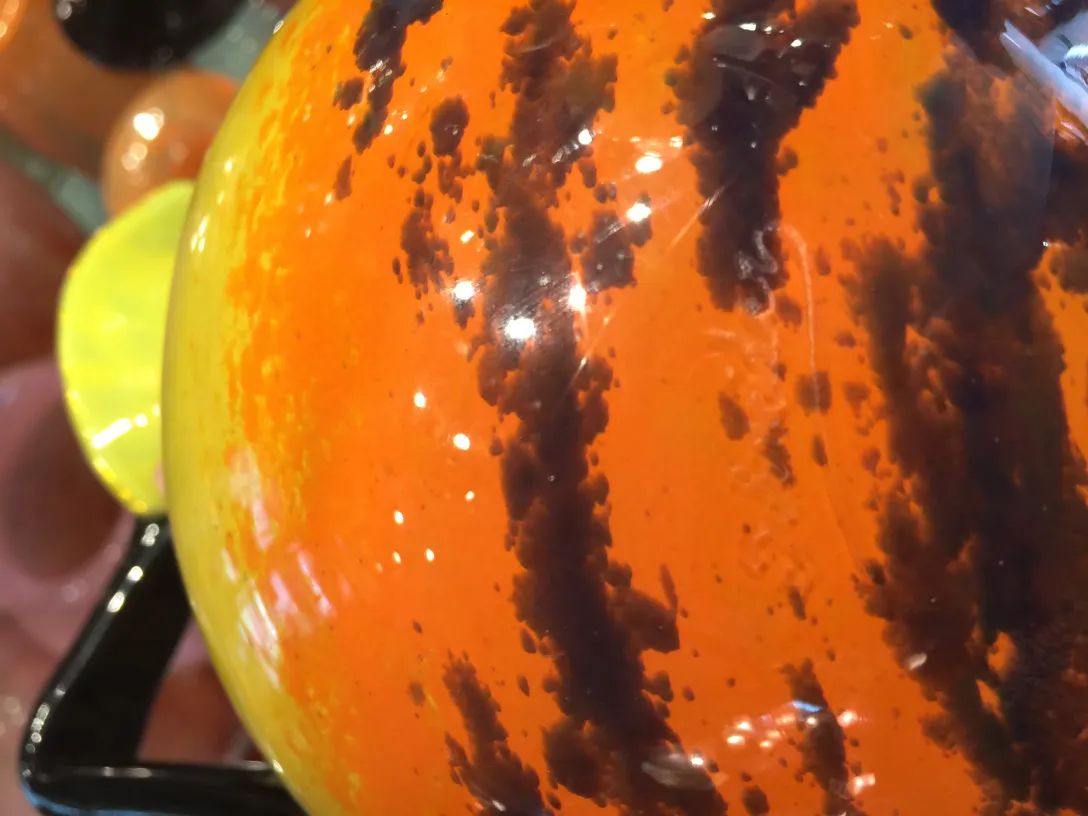 서명된 유리잔에 생생한 디자인, 골동품.