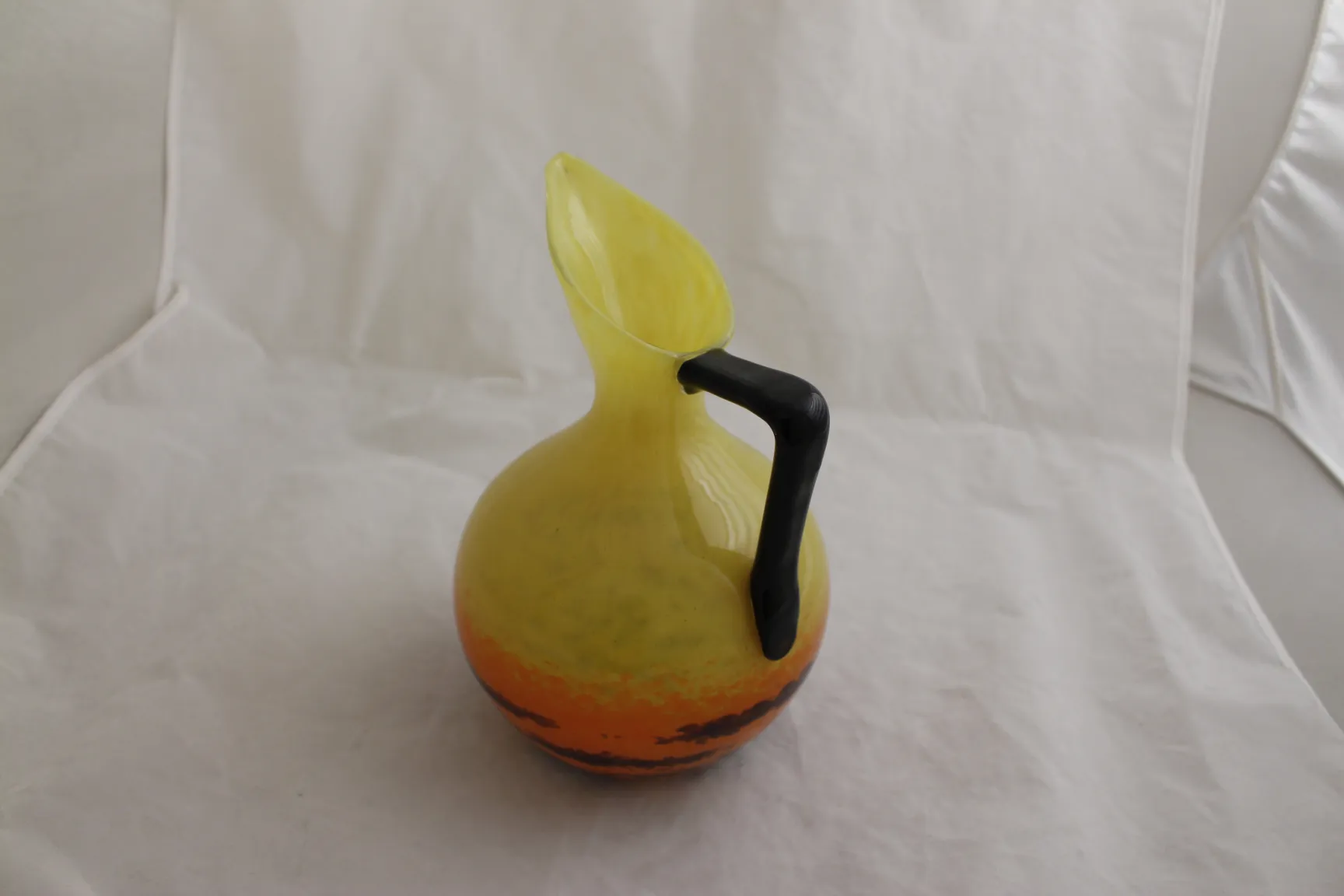 签名玻璃施耐德黄色和黑色，优雅造型和古董