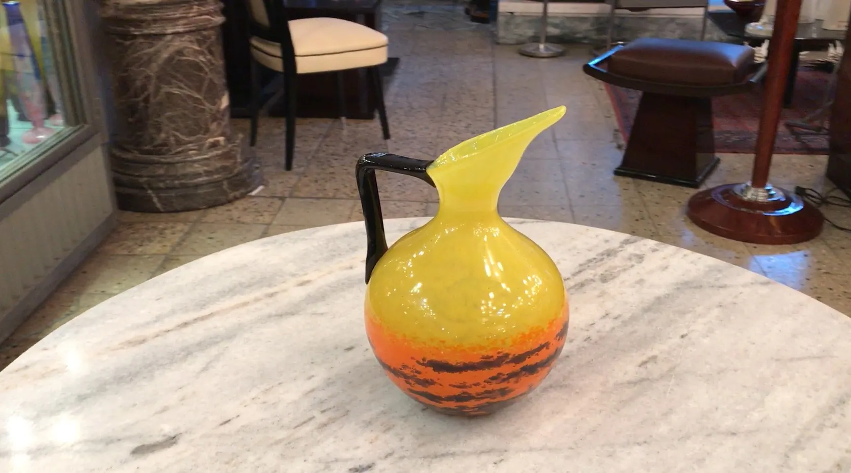 Glaskanne mit gelb-orange Design, dekoratives Antik