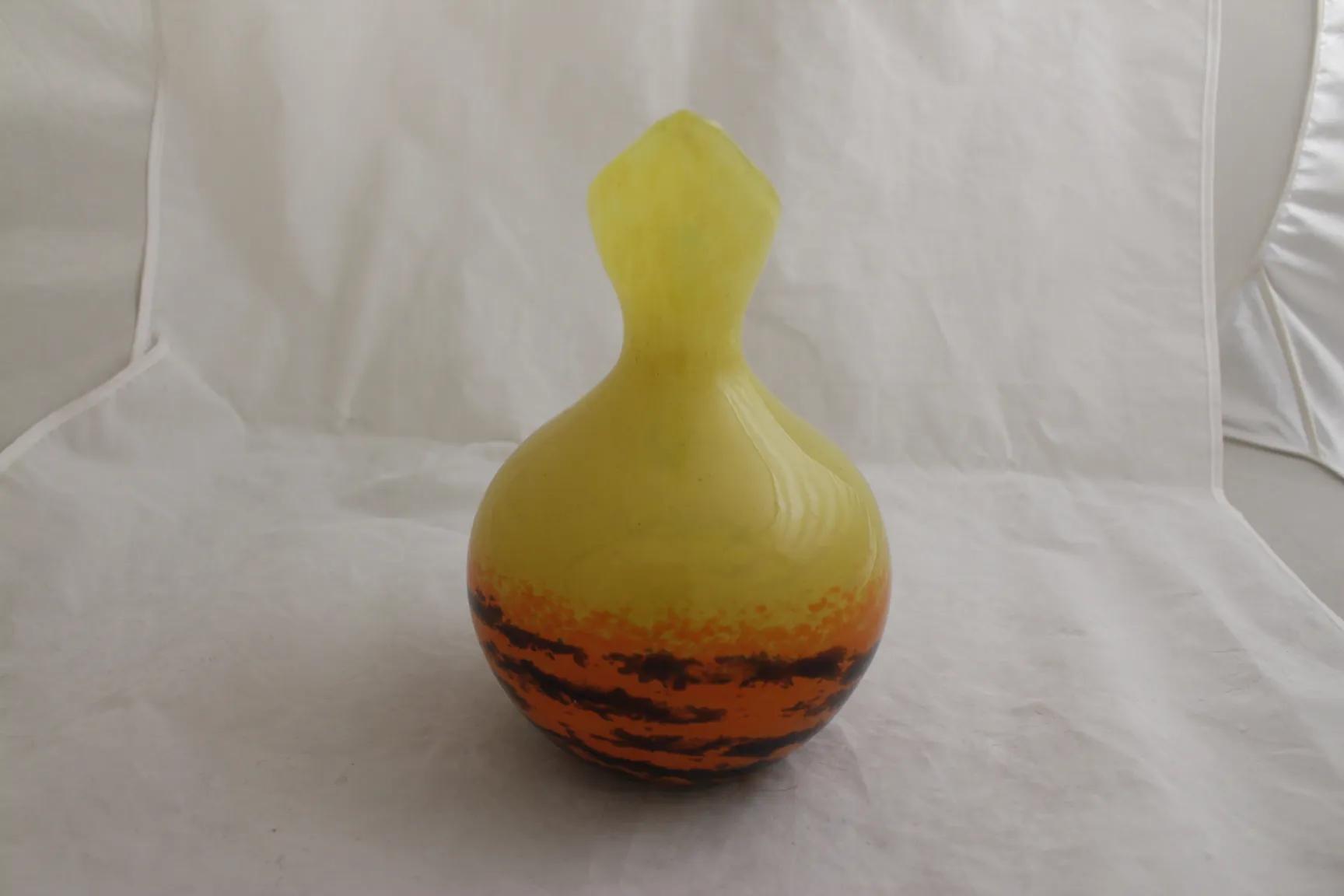 verre signé schneider avec un design coloré et unique, antiquité visible