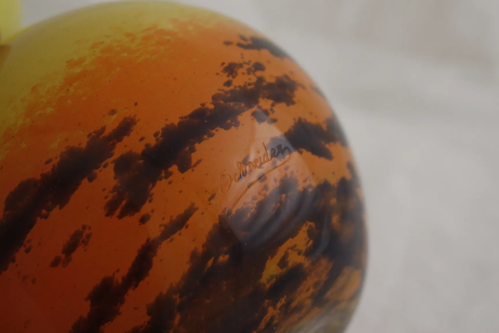 Antikes Glas mit Signatur an der Basis, dekoriert in orange und braun, Schneider-Stil.