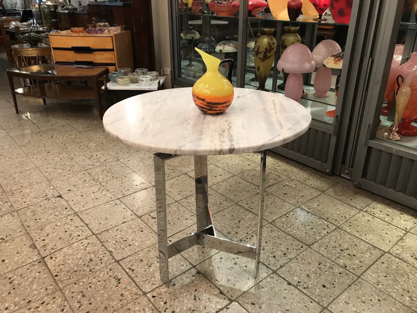 Verre signé Schneider avec des décorations variées en arrière-plan