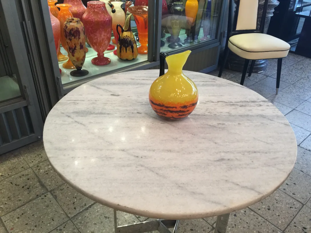 Gelber und orangefarbener Vase von Schneider auf dem Tisch