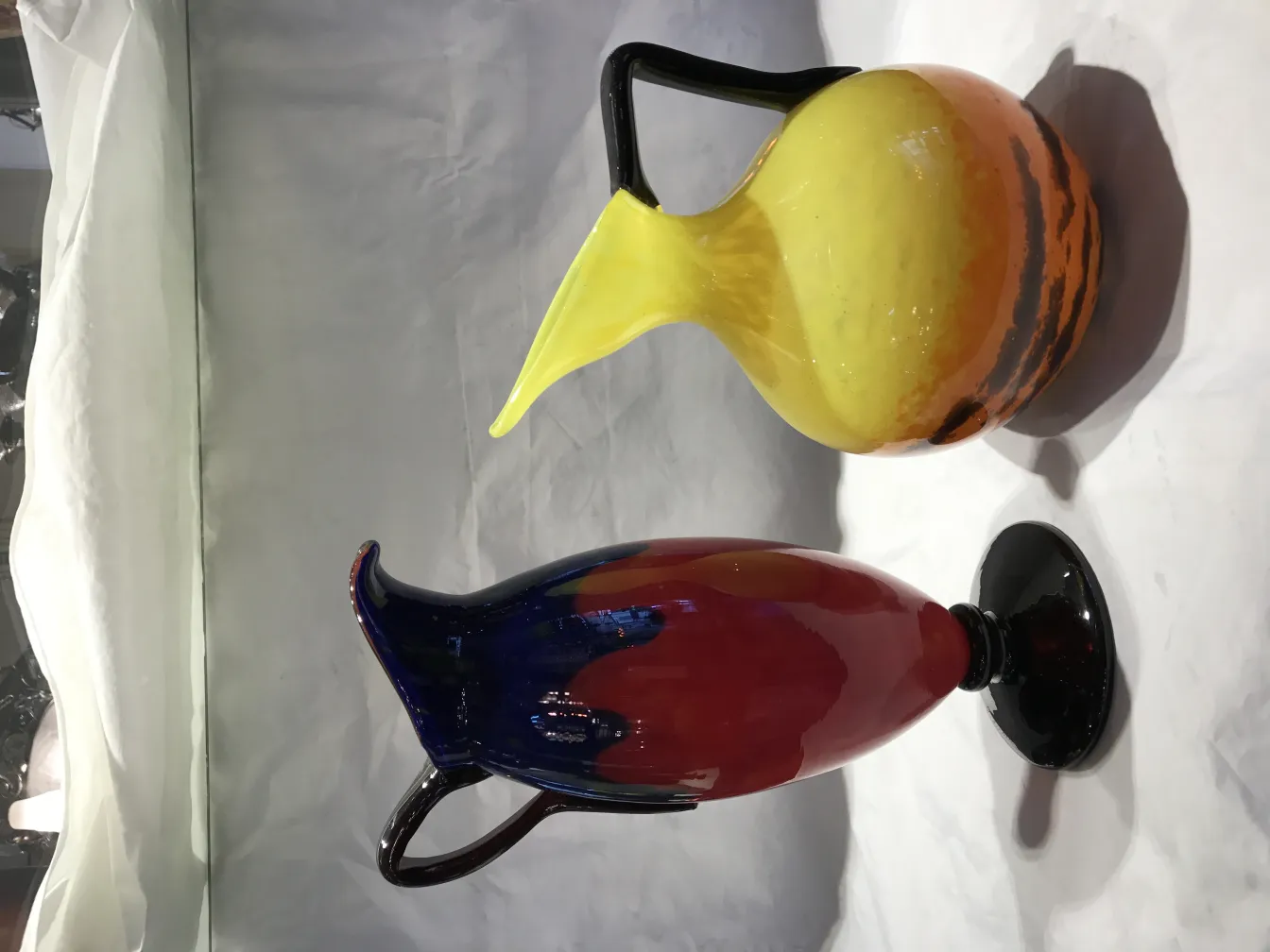 jarras de vidrio antigüedades firmadas, colores vivos