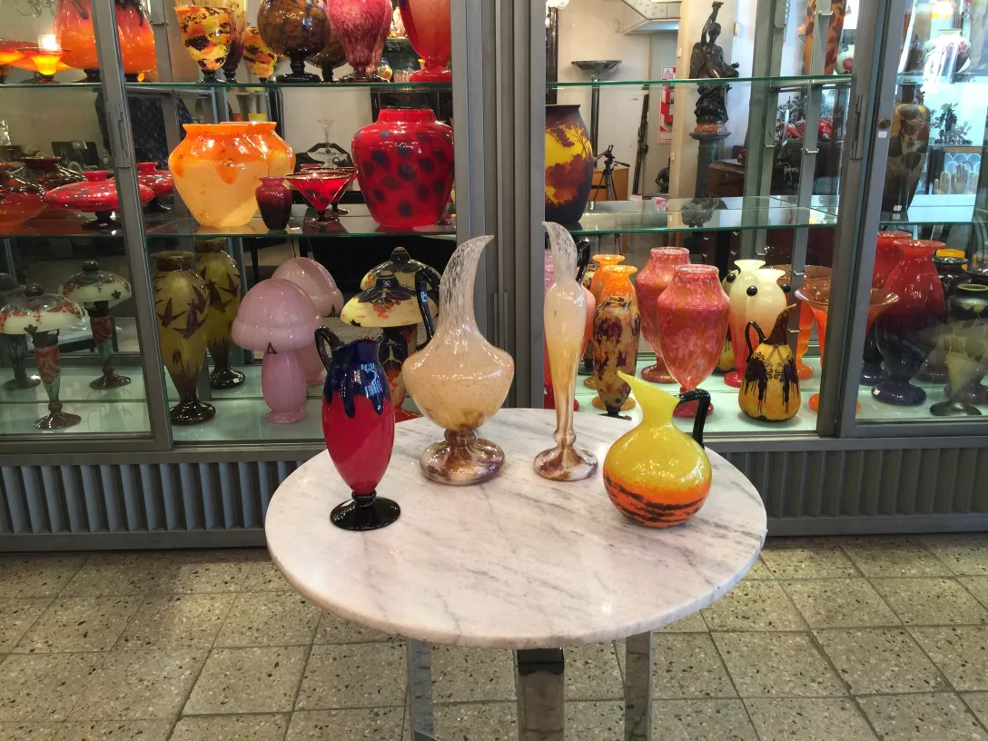 Vetro firmato antiquariato di Schneider con decorazioni colorate.