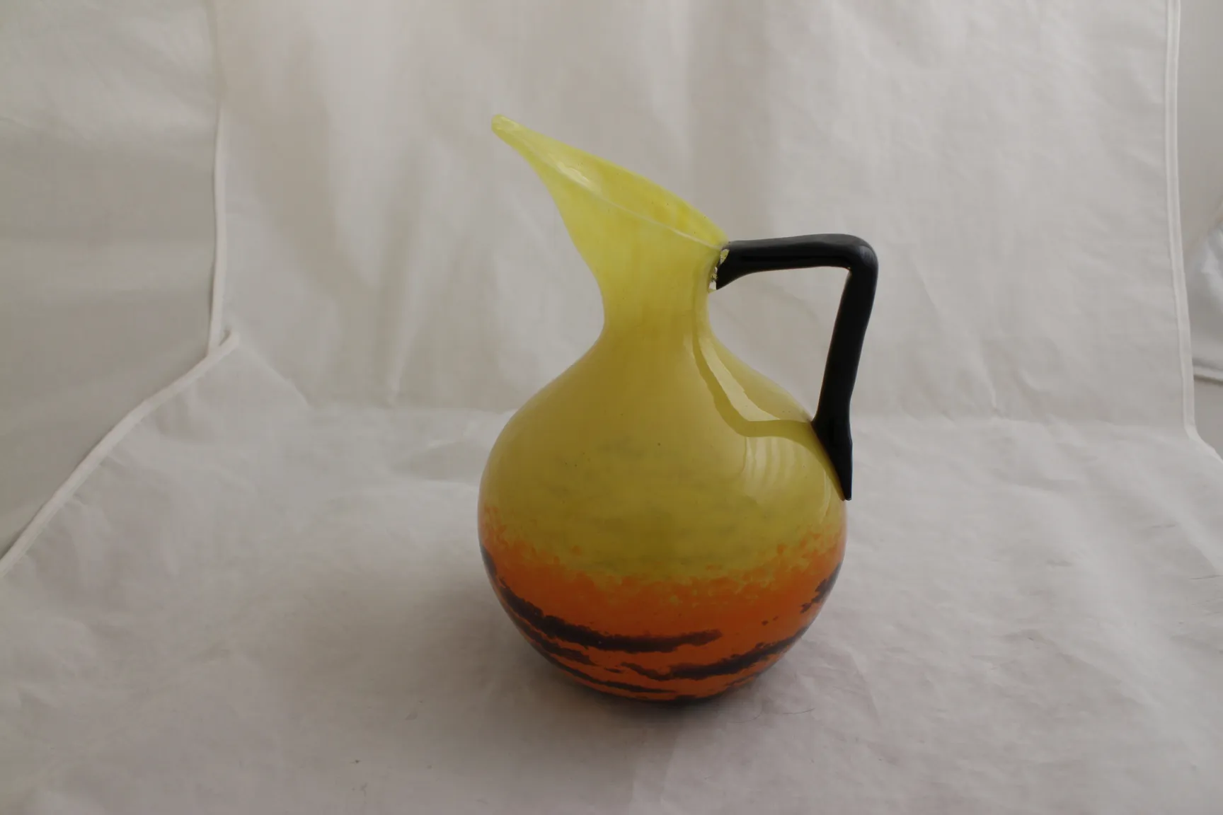 antik gelber krug aus signiertem glas von schneider