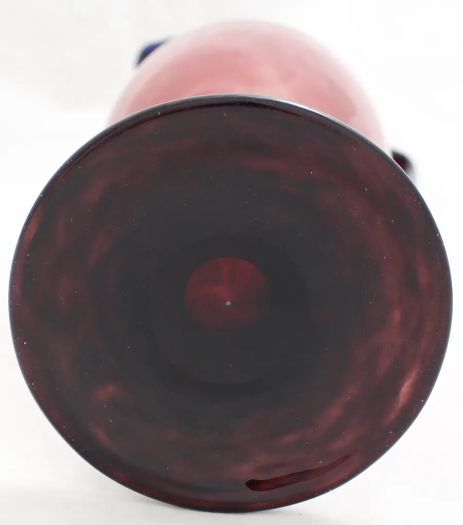 ansicht von unten eines signierten roten schneider-glases