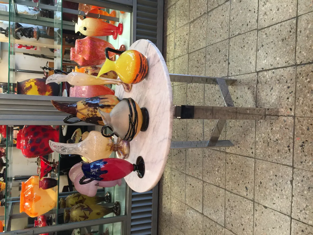 テーブルに展示されたシュナイダーのサイン付きグラス