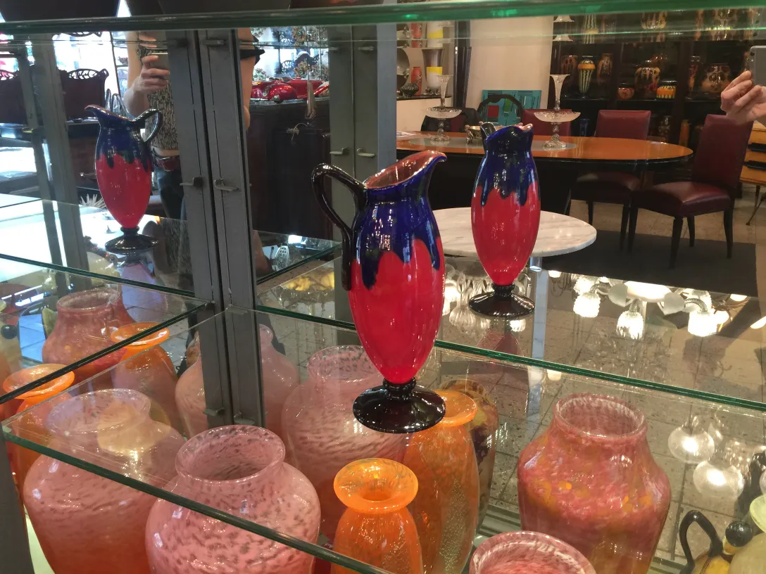 施耐德签名玻璃在古董环境中展示。