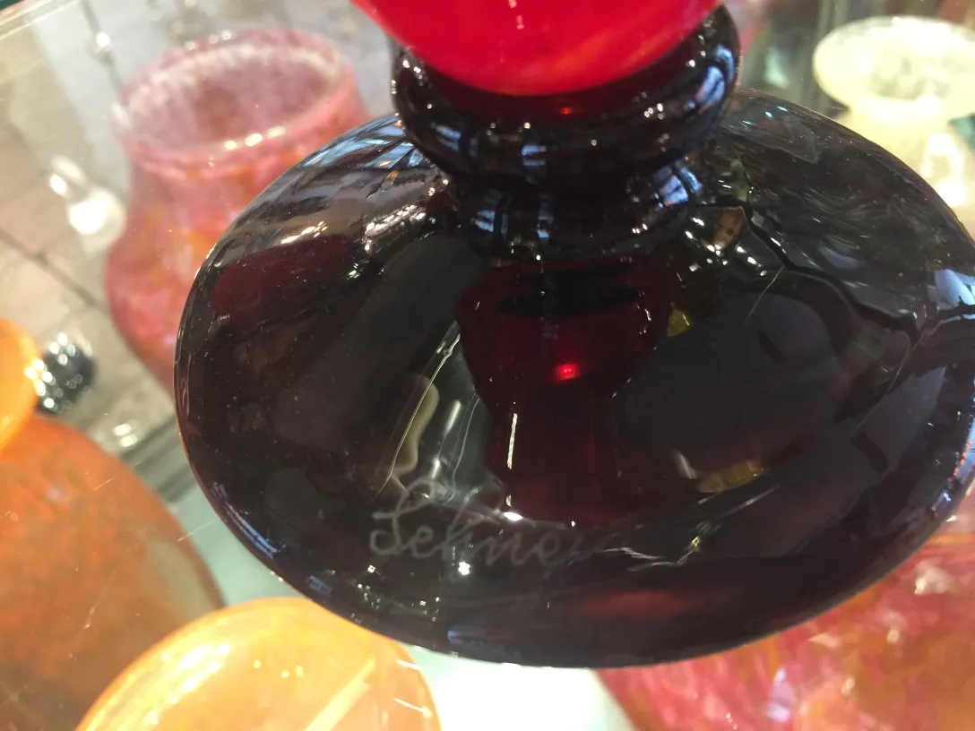 signiertes Glas mit eleganten Details, Antiquitäten