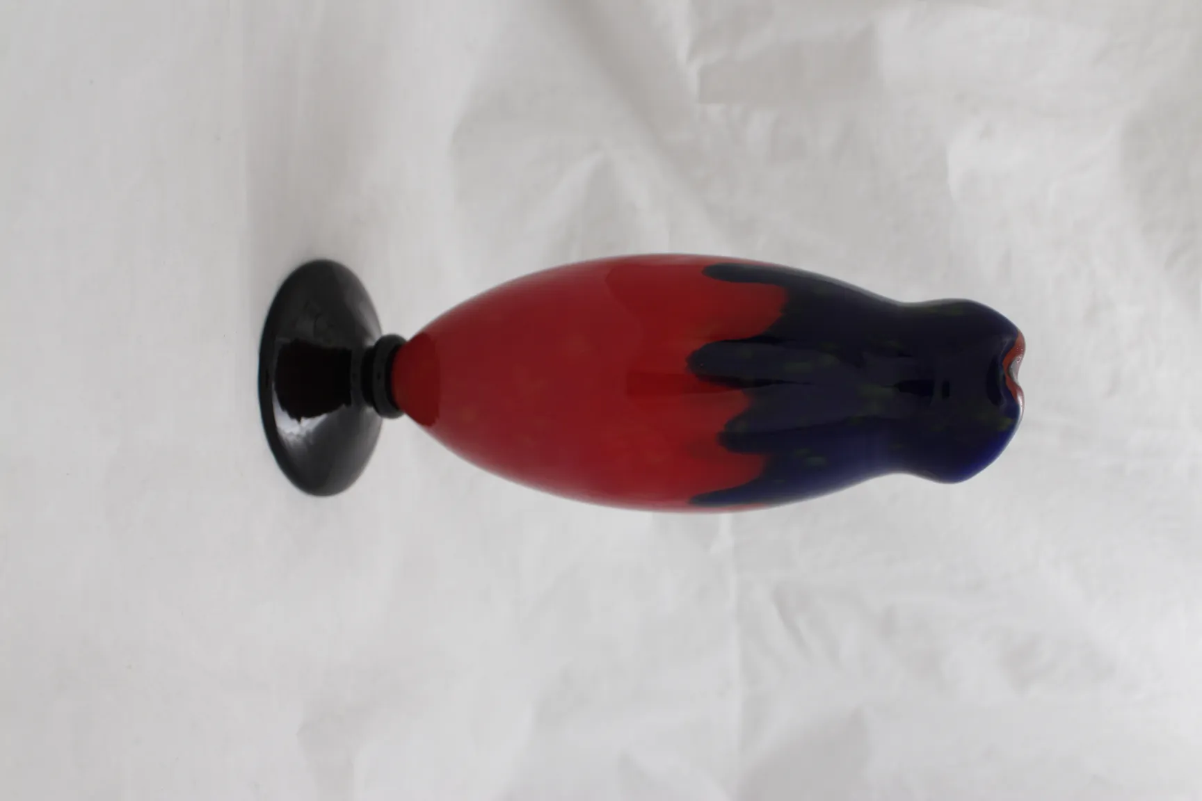 Vetro antico firmato da Schneider in colori decorativi rosso e nero