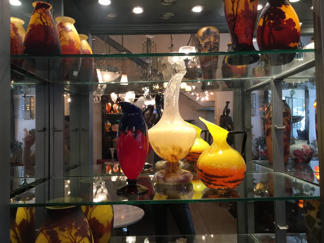 Tre antiche giarrettiere decorative in vetro firmato Schneider in esposizione