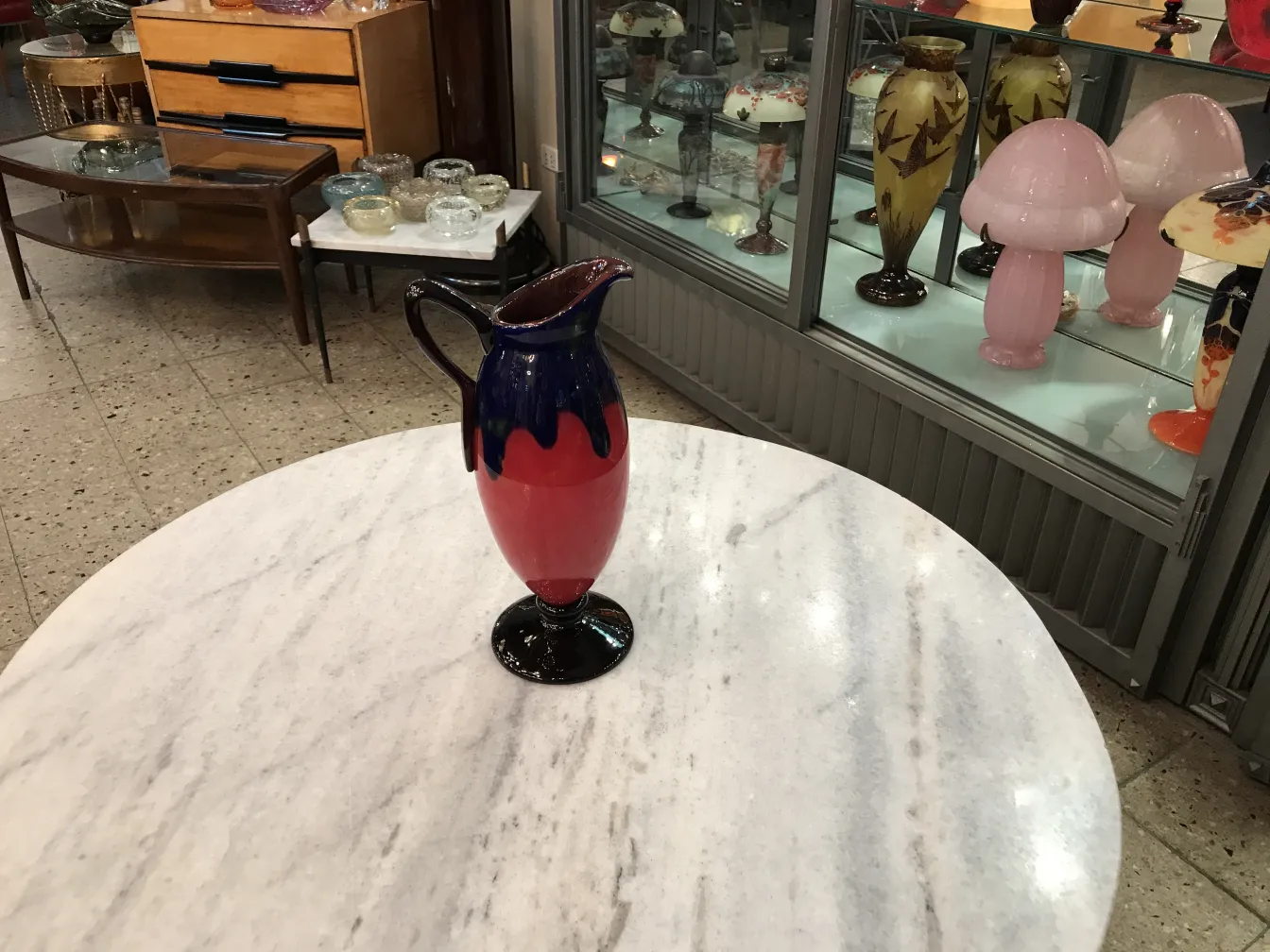 Giara decorativa in vetro firmato da Schneider in un ambiente antico