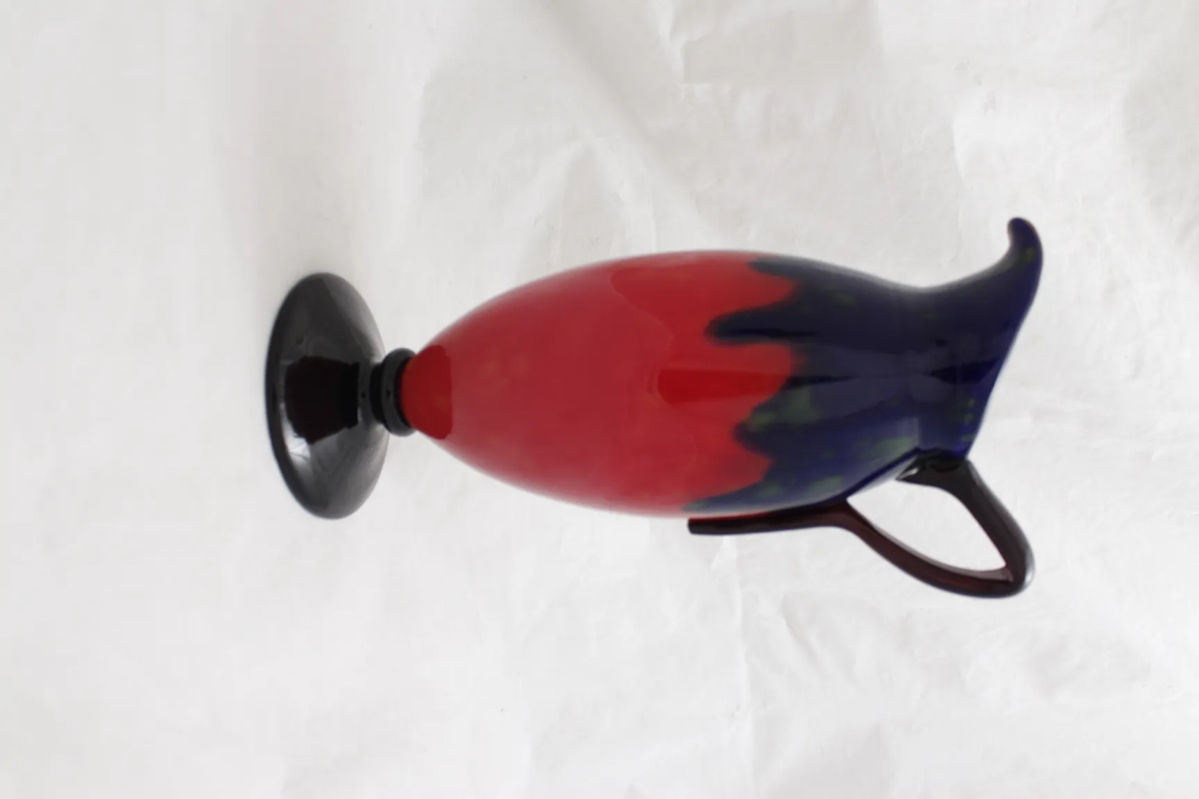 verre ancien signé avec un design en rouge et bleu.