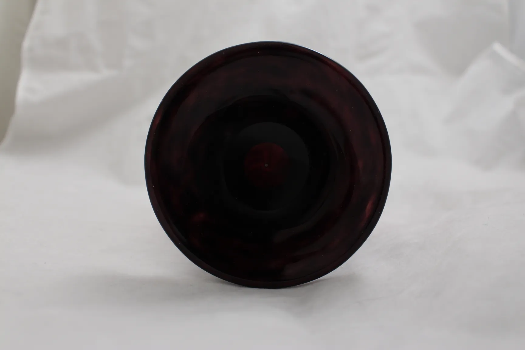 Glas mit Unterschrift von Schneider, antikes französisches Design. Sauberer Hintergrund.