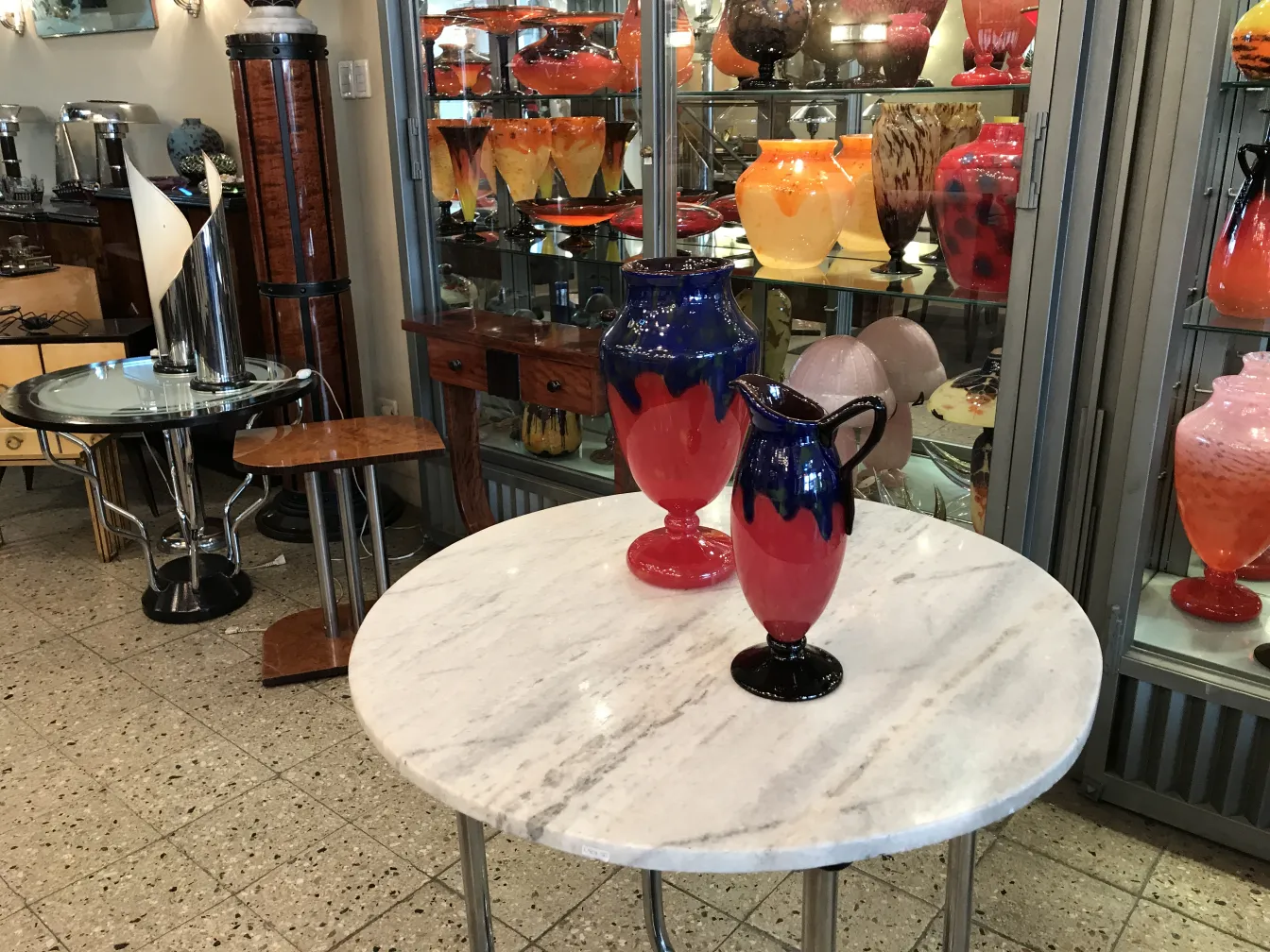 vidrio firmado de colores rojo y azul en mesa de mármol, decoración vintage