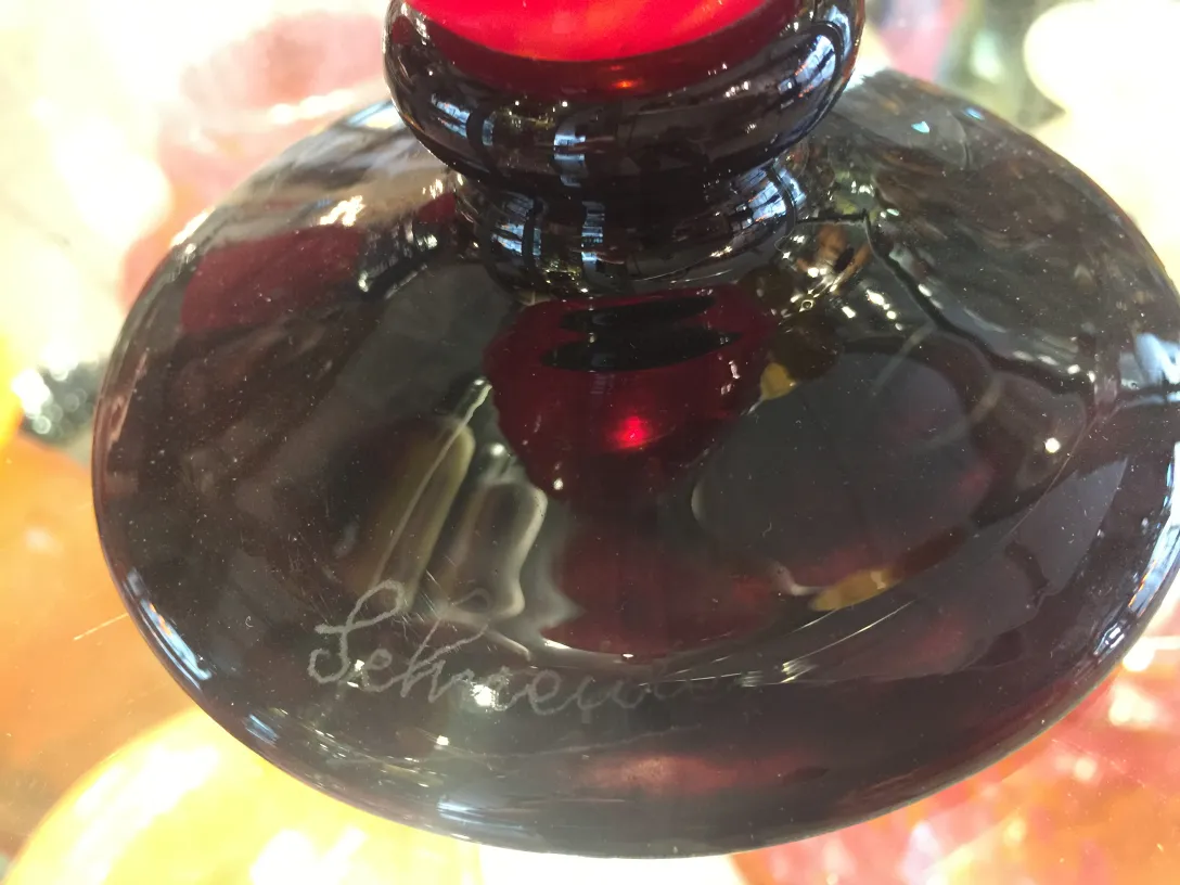 Vidrio antiguo firmado Schneider con colores vibrantes.