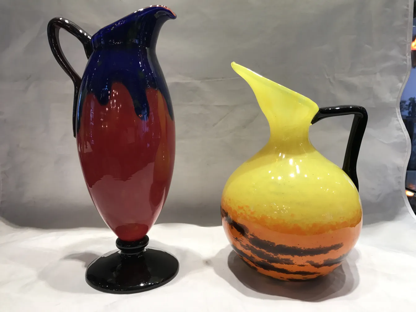pichet ancien en verre signé en rouge et jaune avec base noire