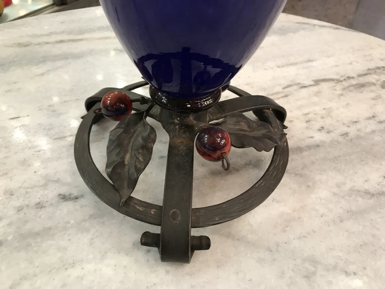 Base de vidrio antiguo con detalles decorativos en metal, Schneider.