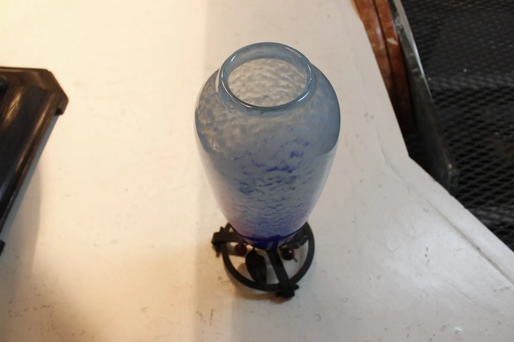 Vitre antique signée par Schneider en teinte bleue, décoratif