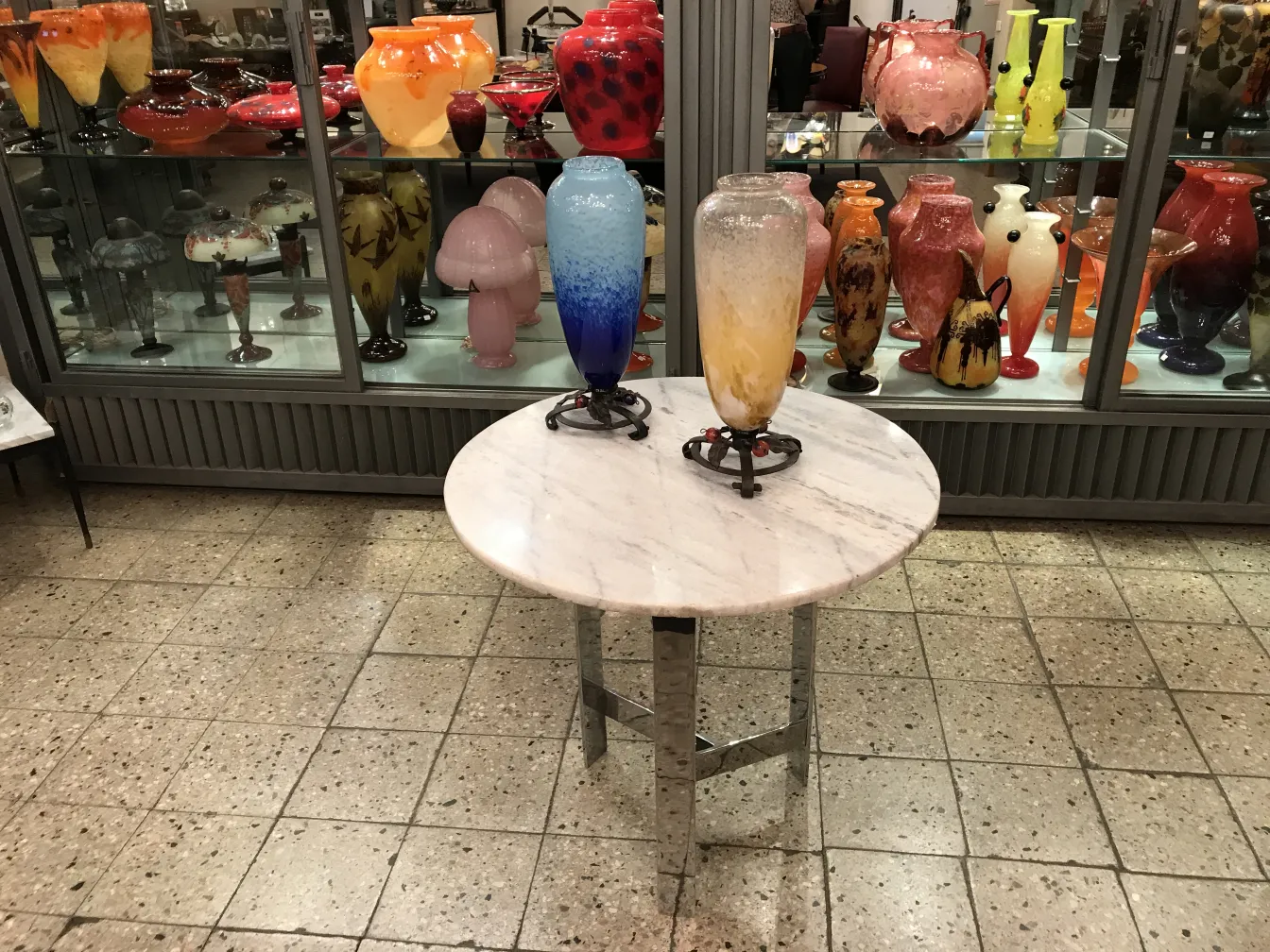 deux vases en verre signé sur une table en marbre, ambiance d'antiquité