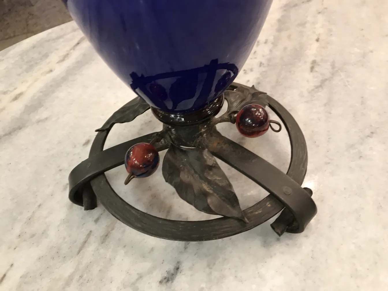 signiertes Glas Schneider mit dekorativem Metallfuß