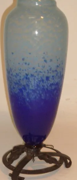 blaue glasvase mit feiner dekorativer kante