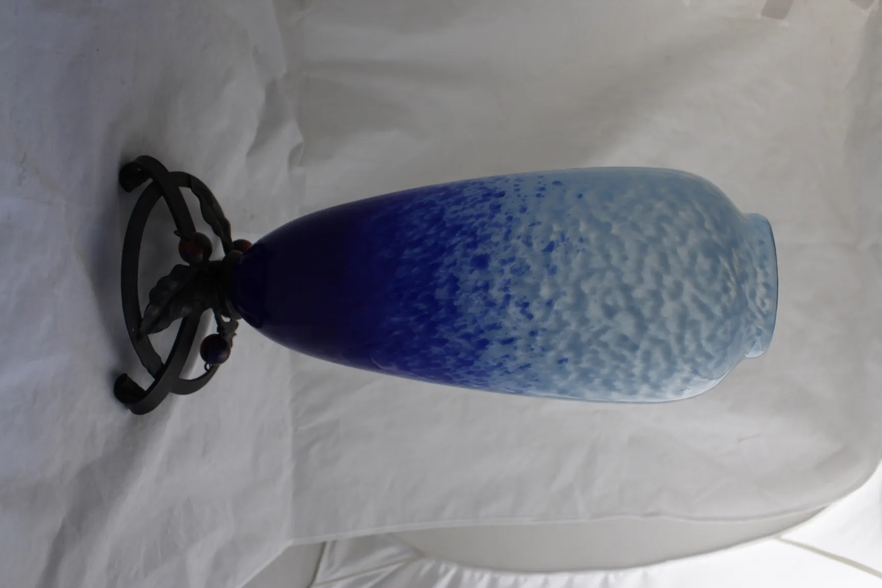 Vetro firmato Schneider in toni blu, con base decorativa.