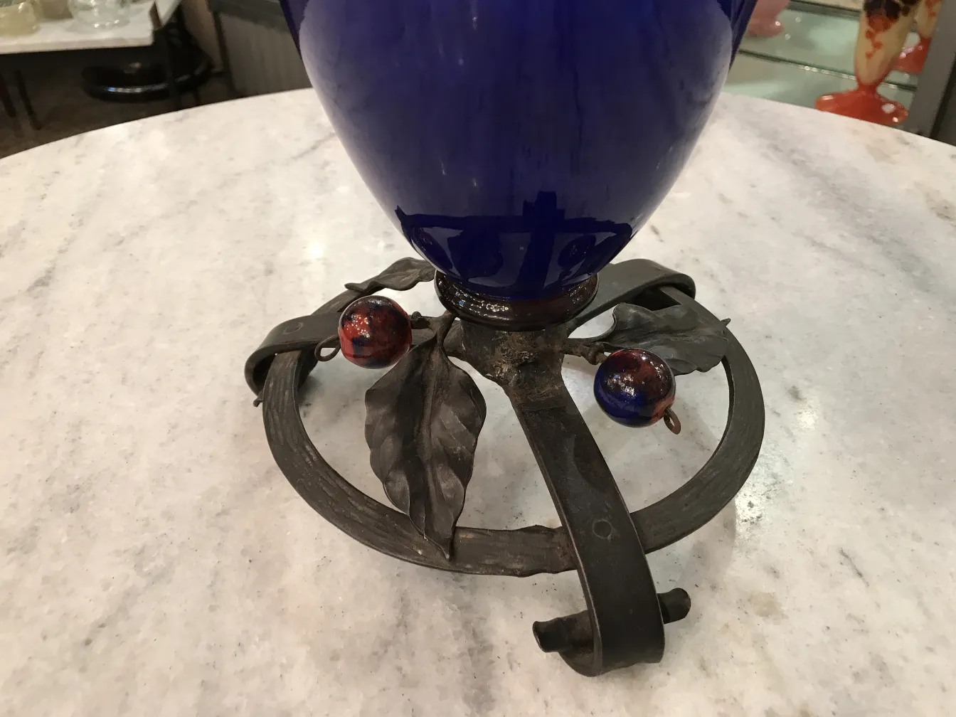 Blaues signiertes Glas mit antik dekorativem Sockel