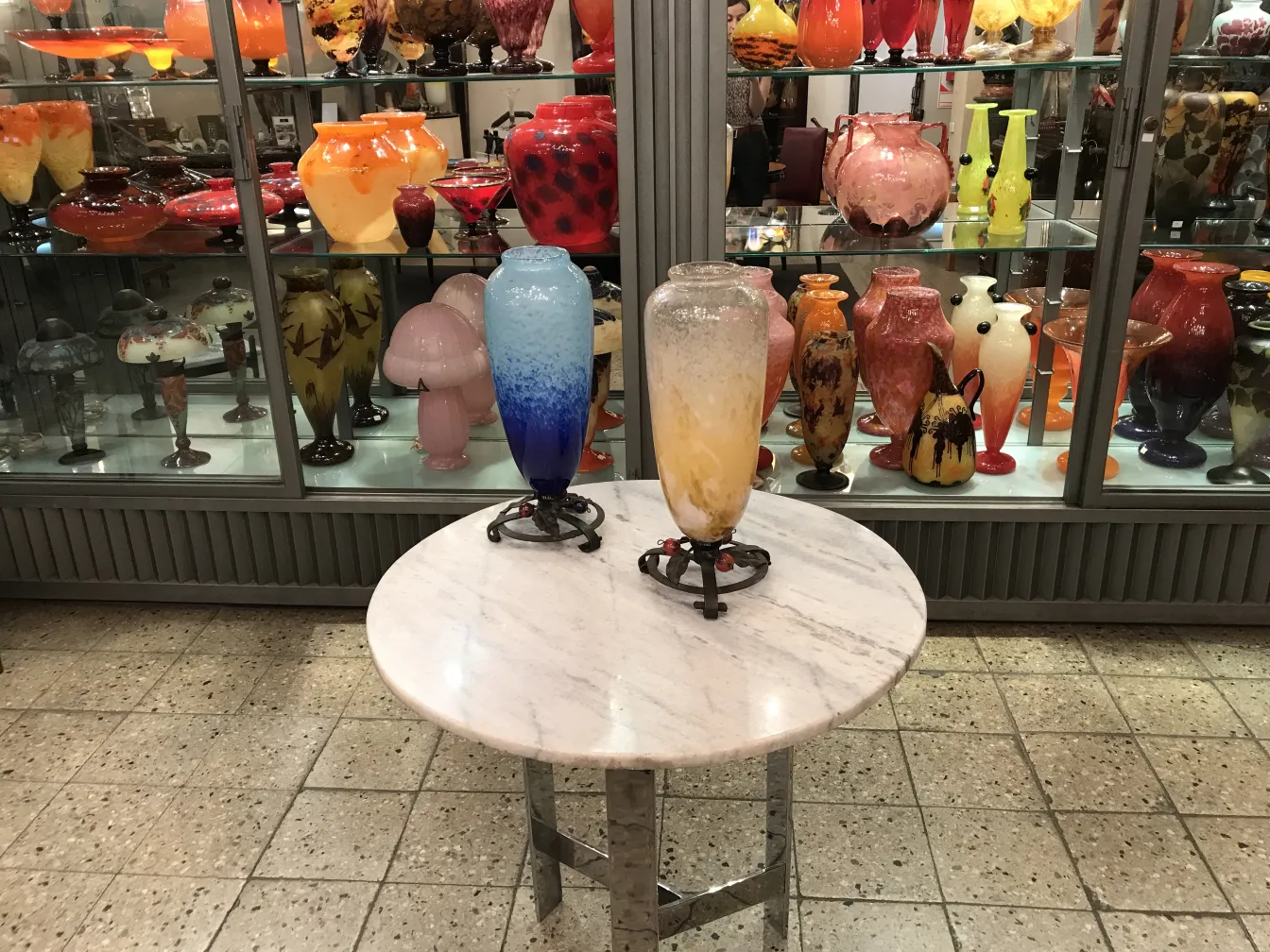 deux vases en verre signé Schneider en exposition, un bleu et un jaune