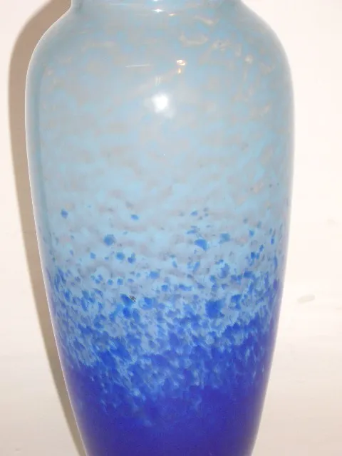 Antik signiertes glas schneider in blauen farbtönen mit klaren details.