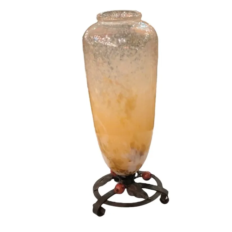 vase en verre avec design subtil, base en métal ancien.