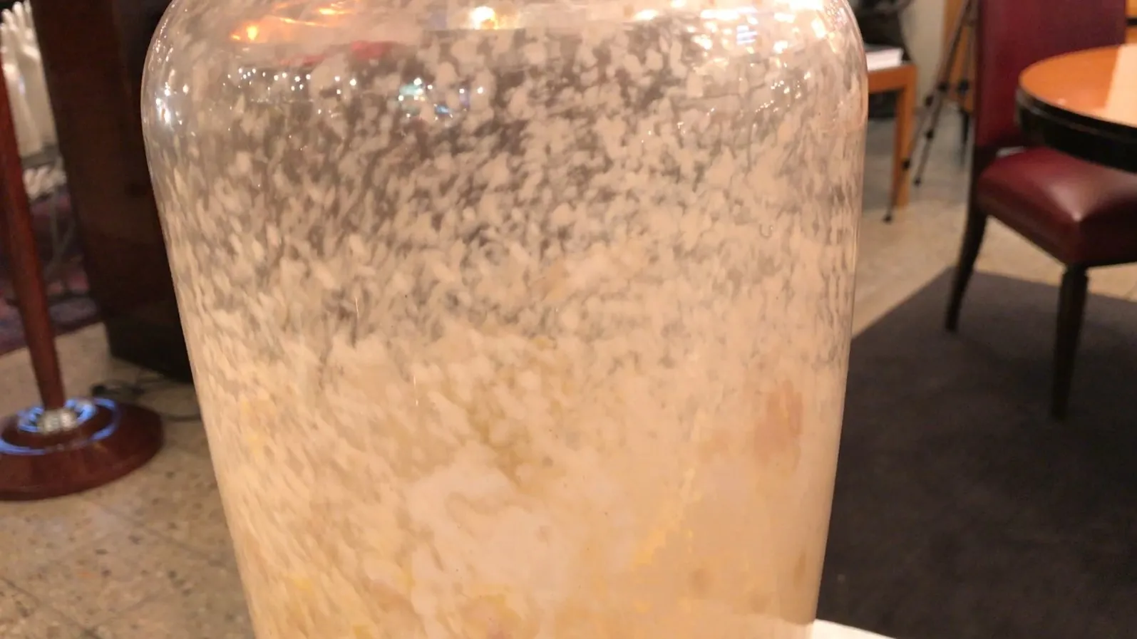 vidrio antiguo firmado con patrón blanco y amarillo