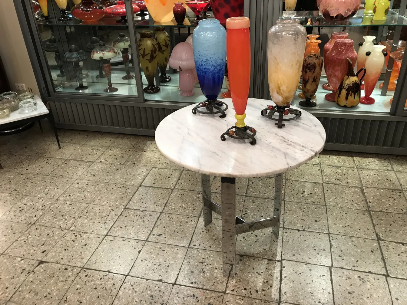 signiertes glas mit antikem design und bunten farben