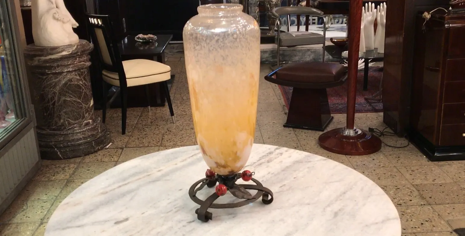 古董签名玻璃制品，配有装饰支架