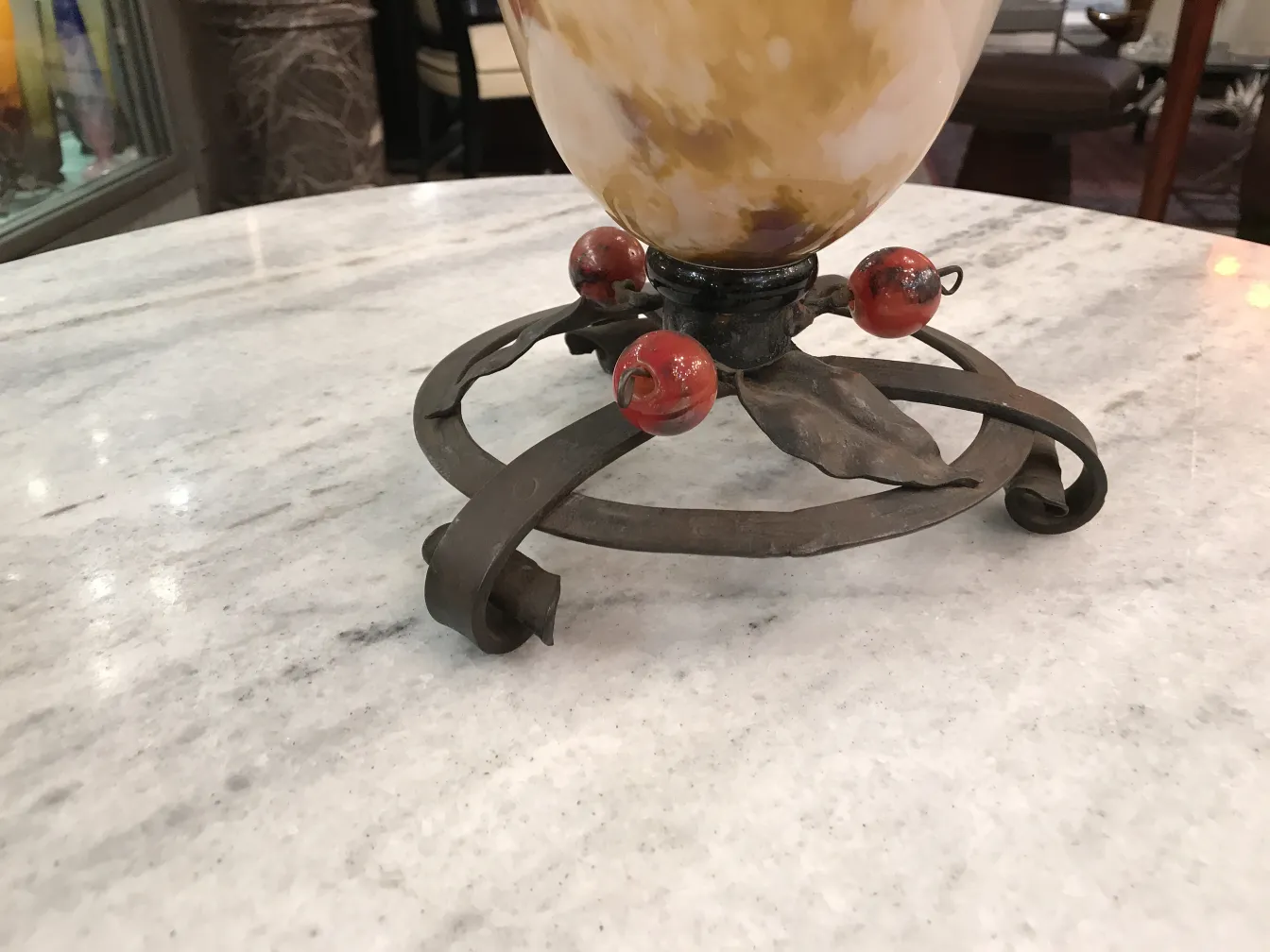 Base en métal avec verre décoratif et accents rouges.