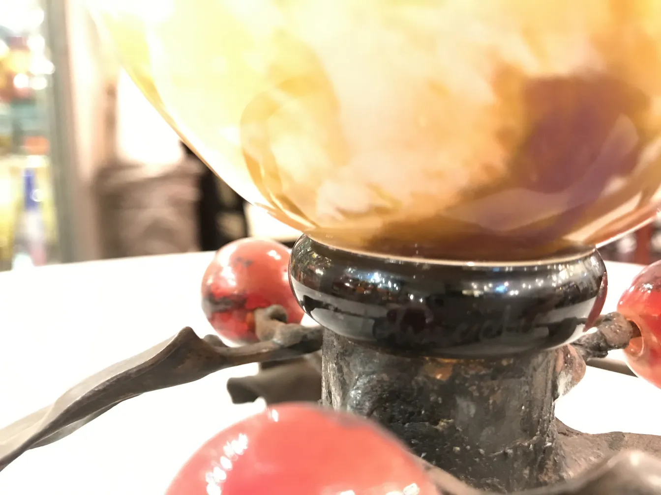 装飾的な背景のシュナイダーのサイン入り古いグラス