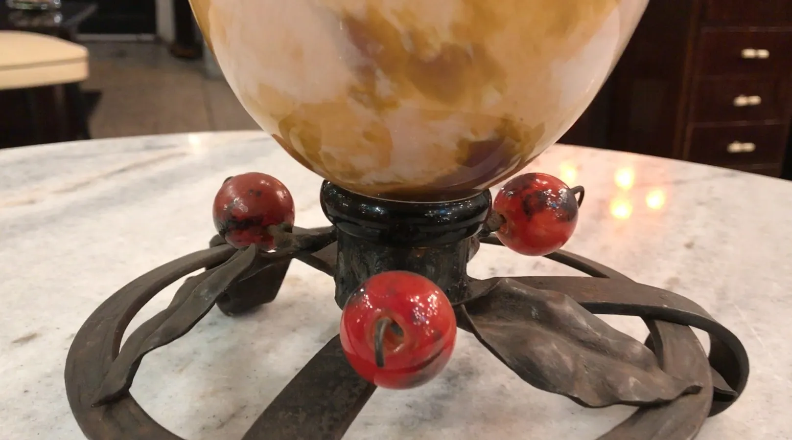 Verre signé par Schneider avec des détails décoratifs.