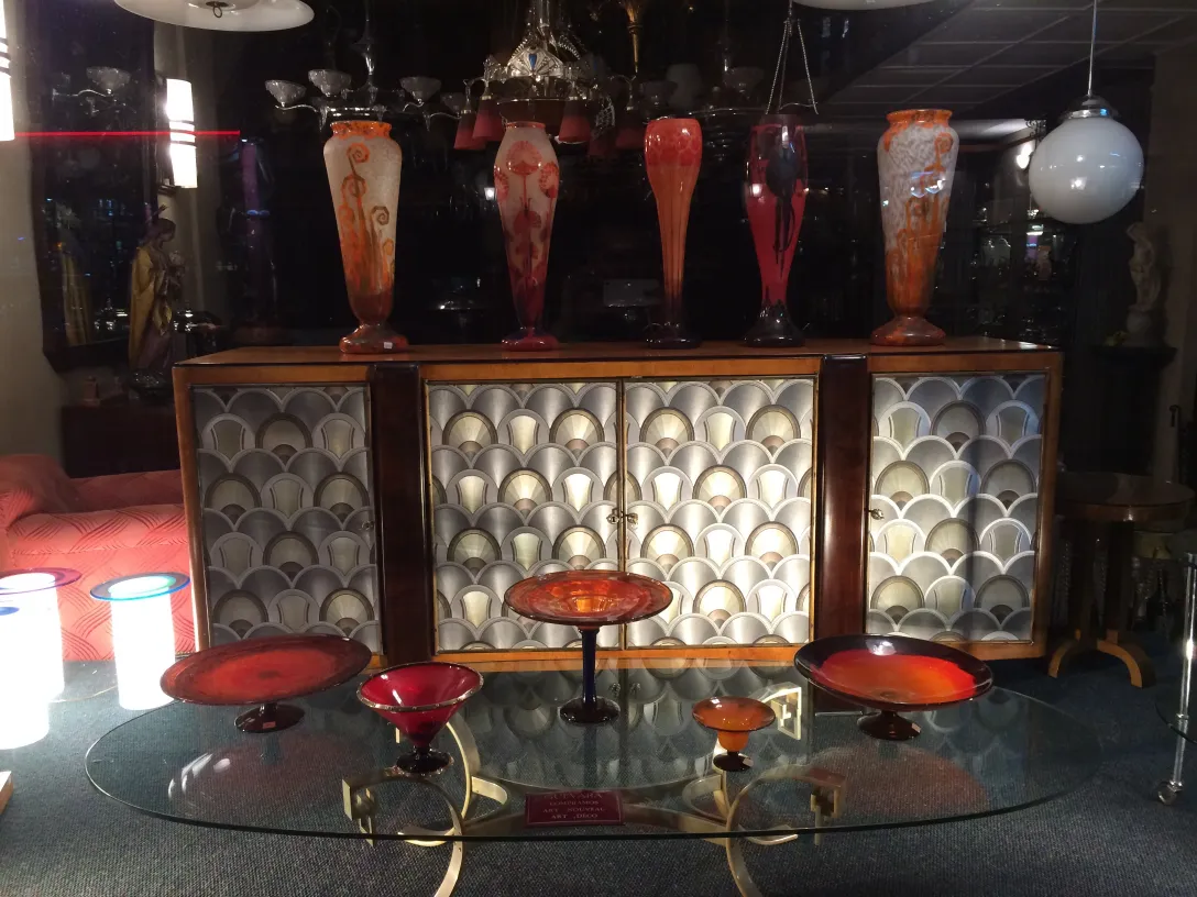 Verre signé par Schneider exposé avec d'autres antiquités.