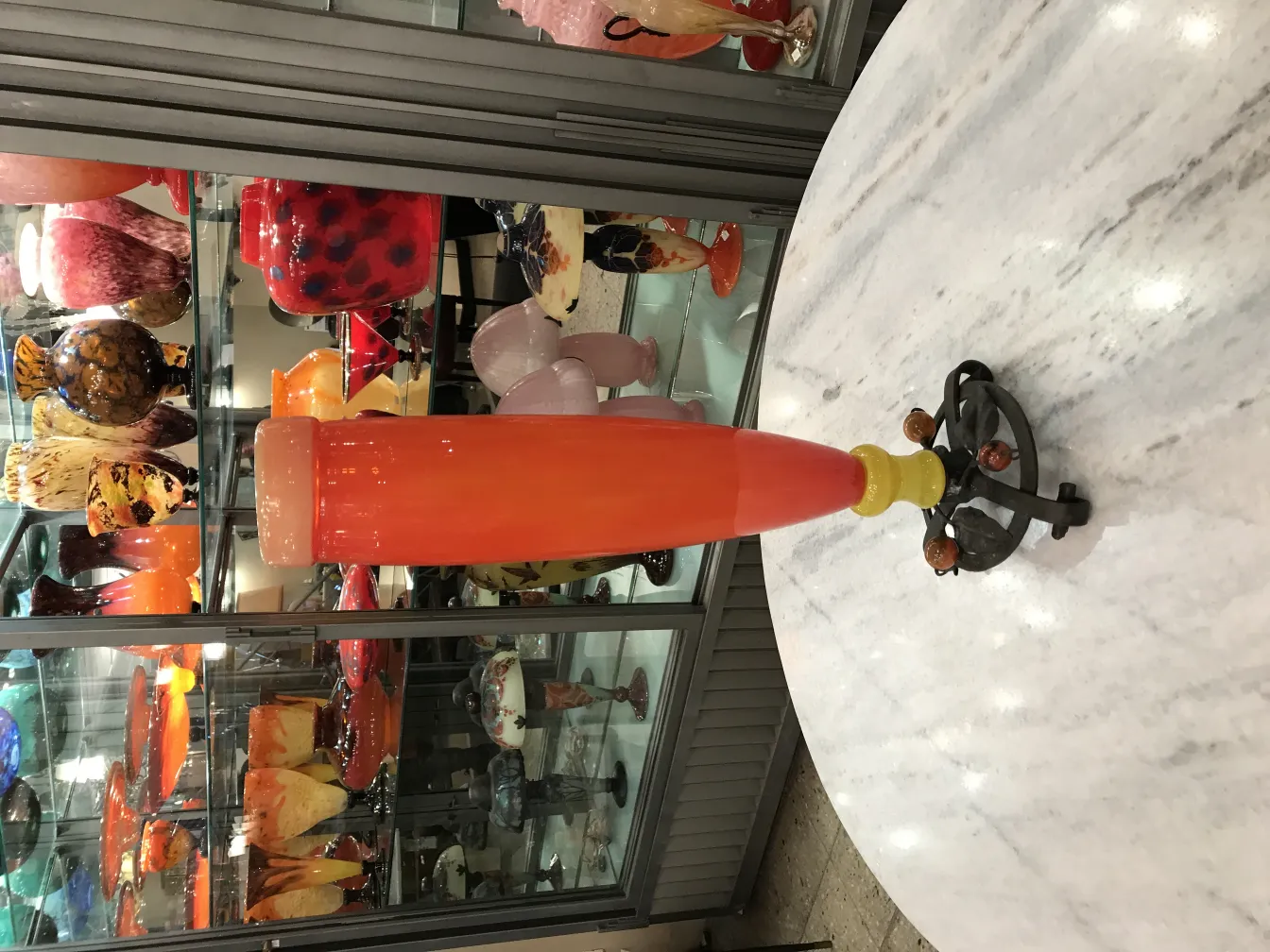 vidro assinado com detalhes laranja e amarelo, estilo antigo