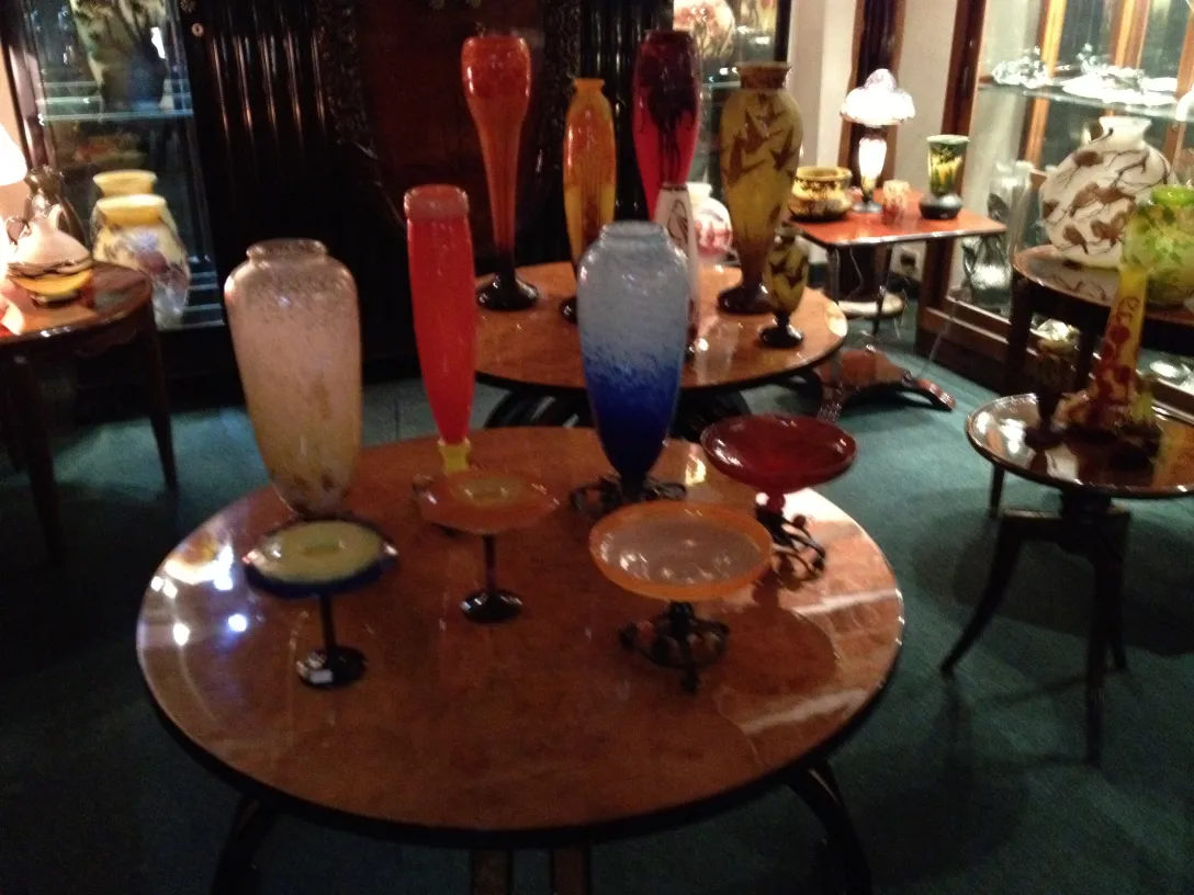 verre signé par Schneider, décoration colorée autour