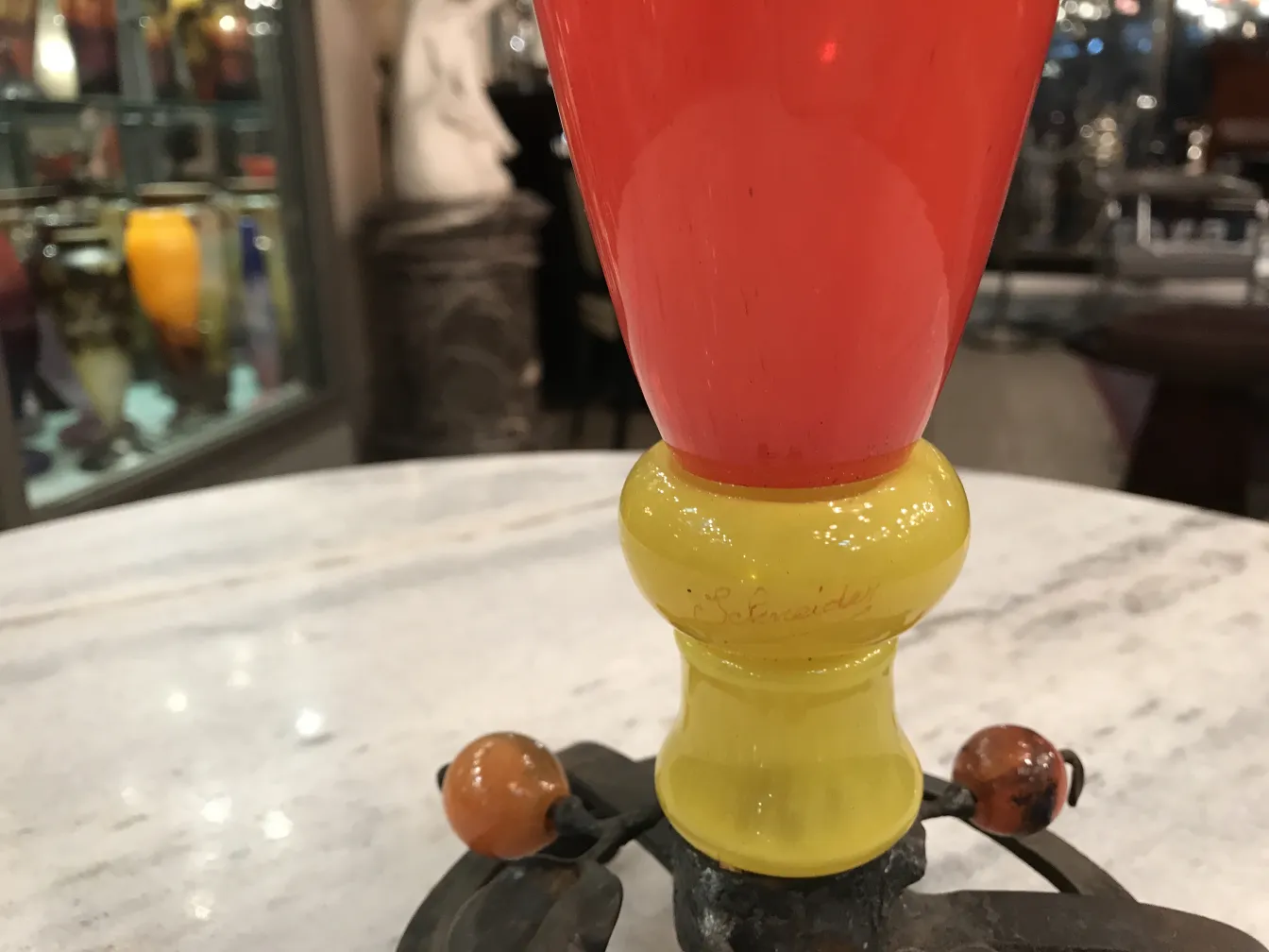 Verre antique signé par Schneider avec des couleurs vives.