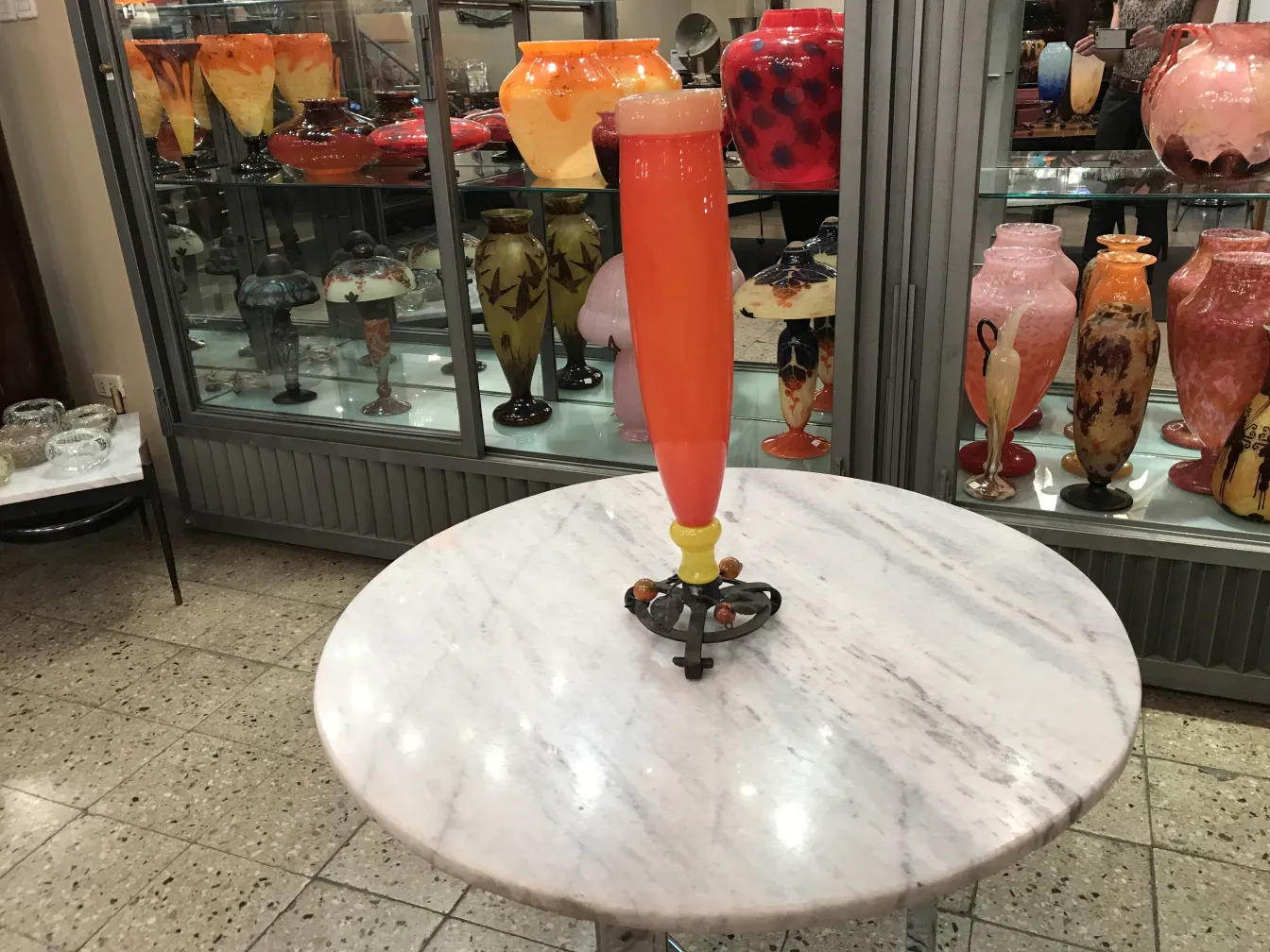 vidro assinado schneider em um ambiente elegante com outros vasos coloridos