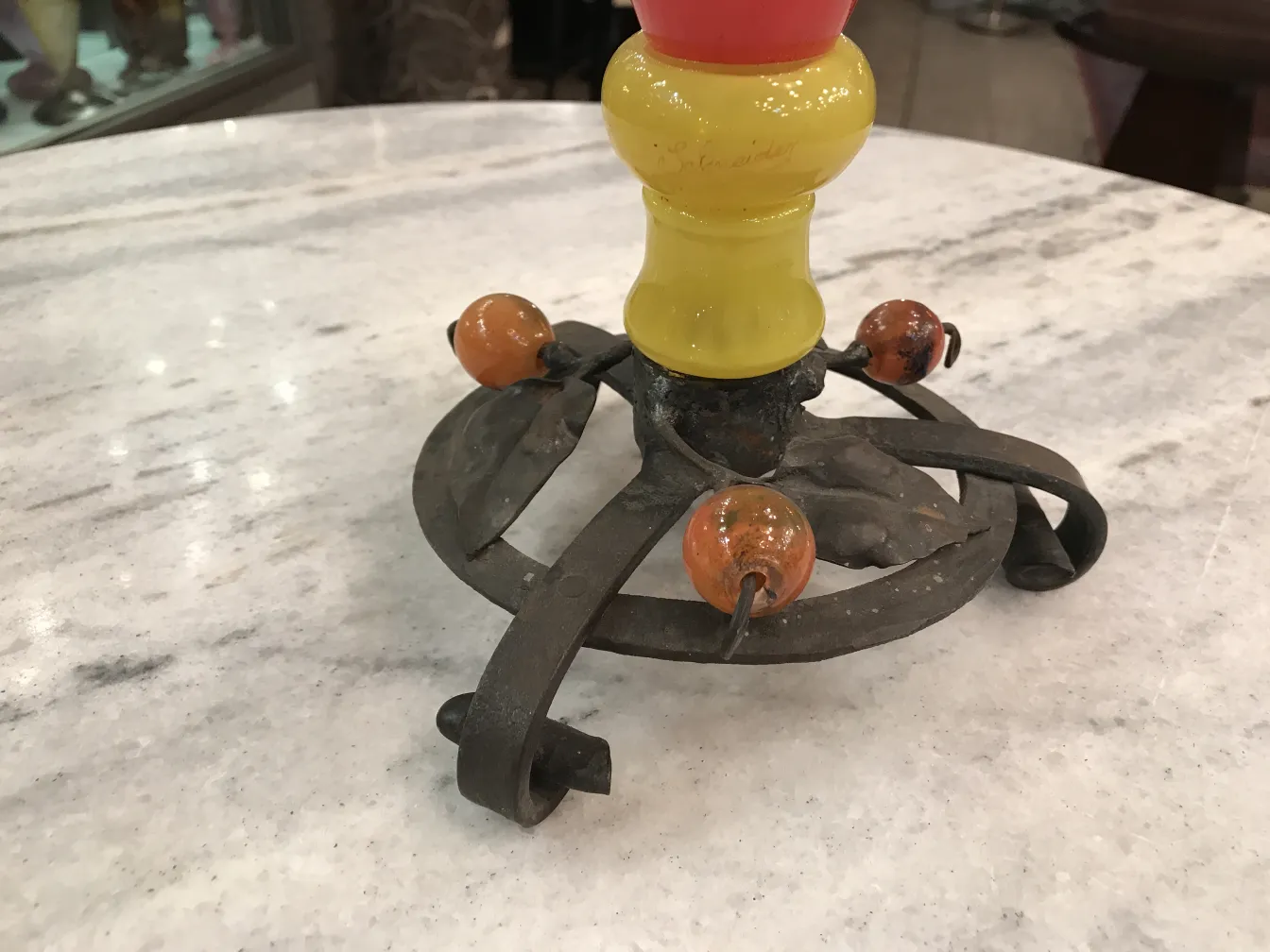 Основы подписанного стекла с декоративными деталями и антикварной атмосферой