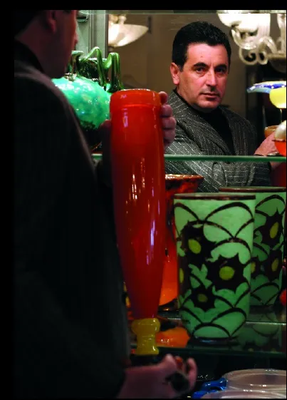 Antikes, signiertes Glas von Schneider mit kräftigen Farben