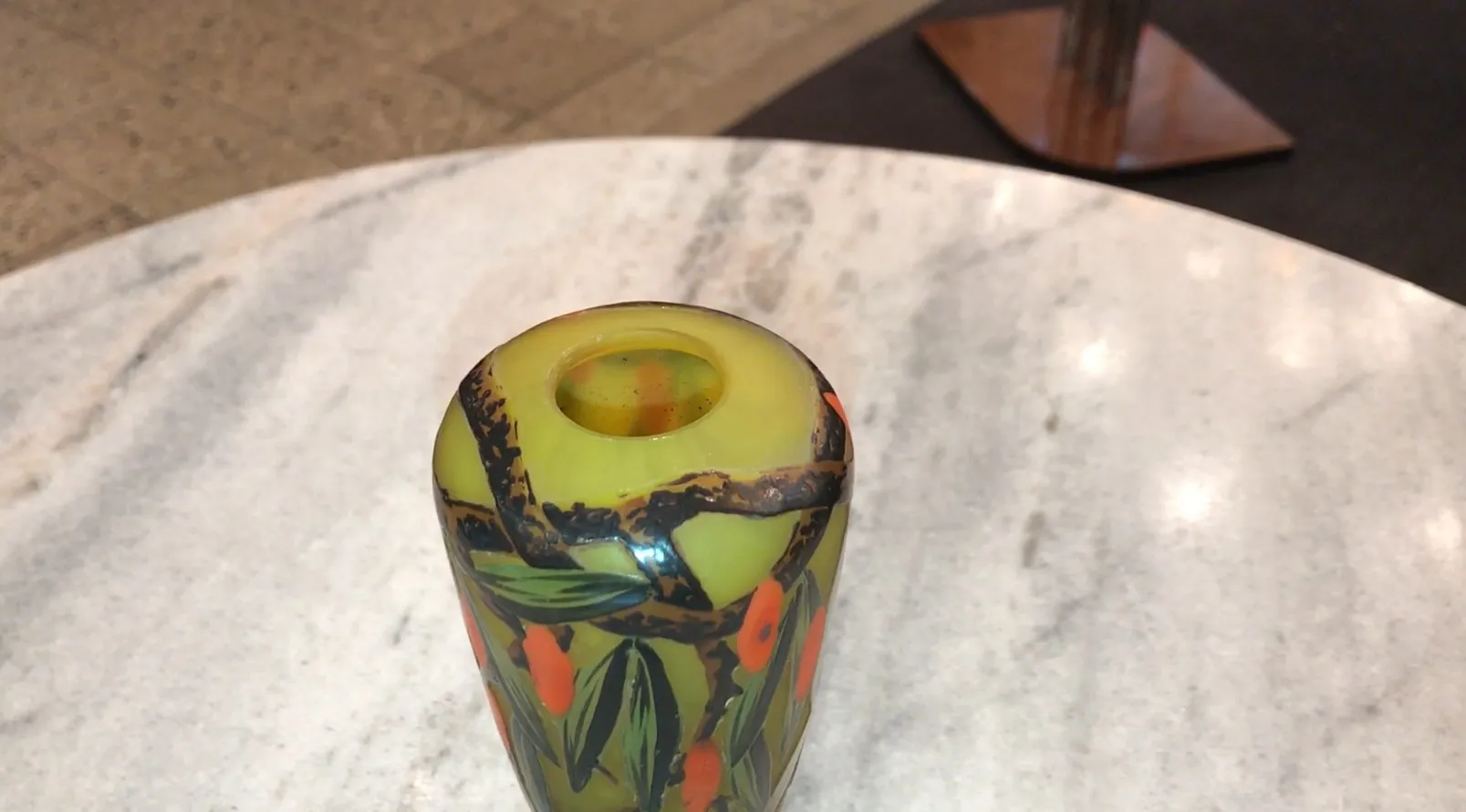 Verre ancien avec motif décoratif de feuilles et branches