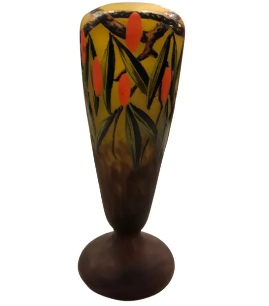 Antiquité, vase décoré de feuilles et de fruits, signé par Schneider.