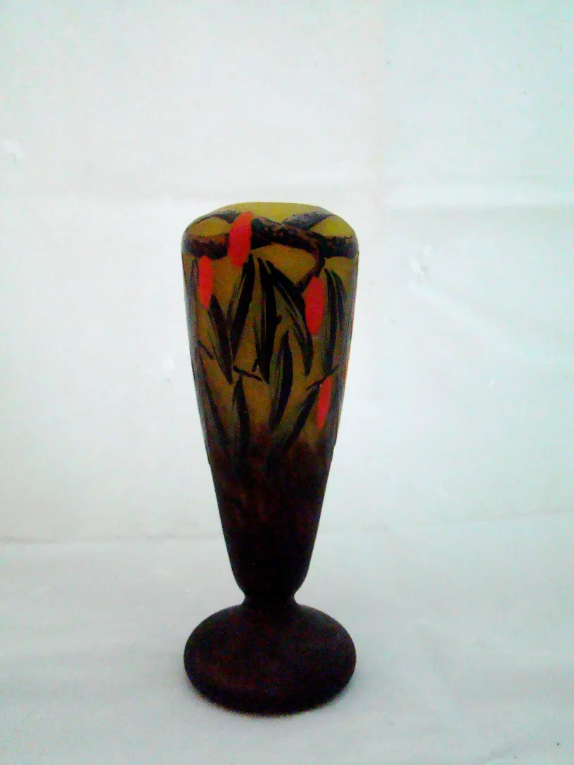 Vidrio firmado Schneider con diseño floral antiguo, elegante y colorido.