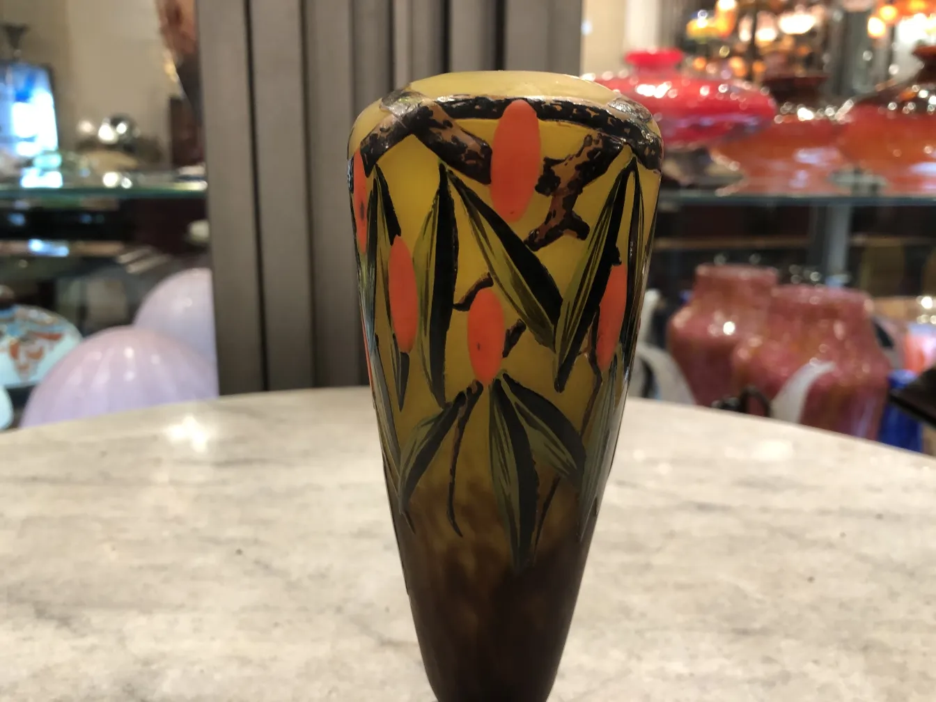 Vetro firmato Schneider con decorazione colorata e design naturale.