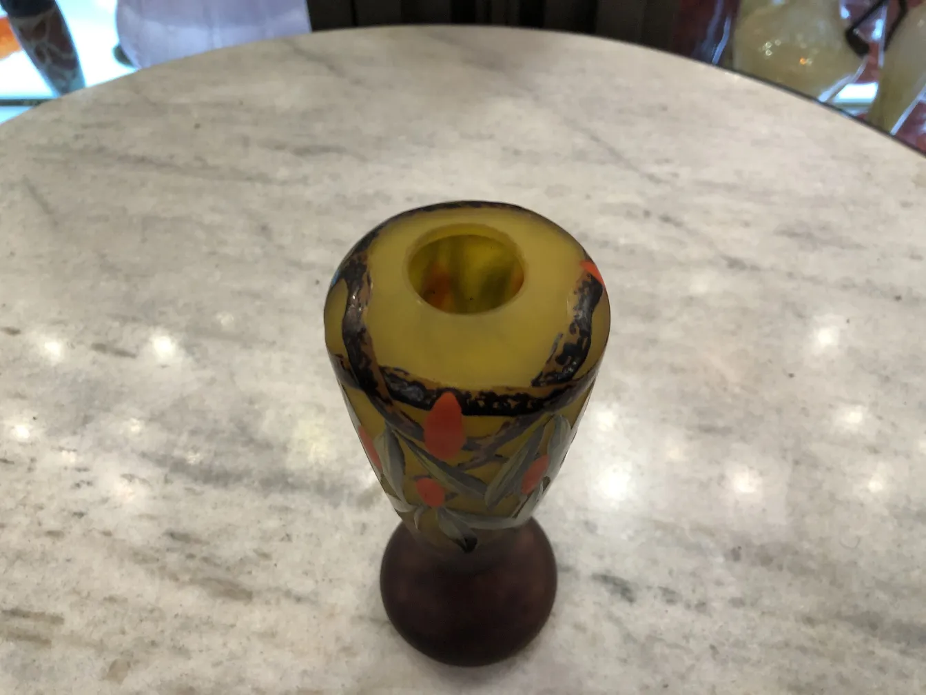 Verre signé par Schneider avec décoration florale en tons jaunes.